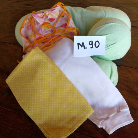 M-90: FEMININO: almofada para encostar o bebê; fronha infantil; calça comprida e blusa