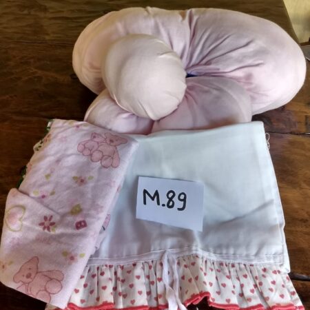 M-89: FEMININO: almofada estilizada para encostar o bebê; manta; fronha infantil