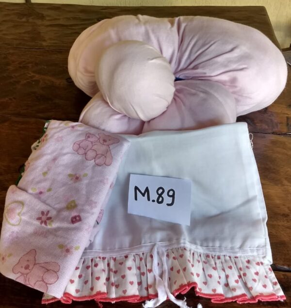 M-89: FEMININO: almofada estilizada para encostar o bebê; manta; fronha infantil