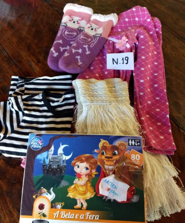 N-19: FEMININO: saia; camisa de malha, 01 par de meias de lã; vestido de manga comprida; quebra-cabeça com 7 peças faltando