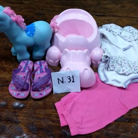 N-31: FEMININO: sandália (nº 23/24); body de manga comprida; calça de malha; piniquinho; cavalinho de brinquedo