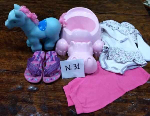 N-31: FEMININO: sandália (nº 23/24); body de manga comprida; calça de malha; piniquinho; cavalinho de brinquedo
