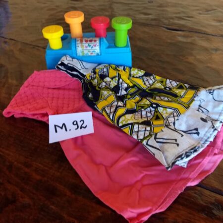 M-92: FEMININO: dois vestidos (3 meses); um brinquedo educativo em plástico resistente