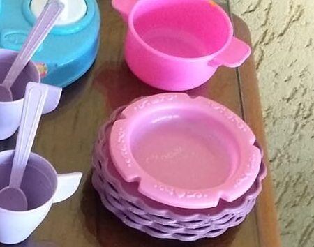 N-69: panelas, potes, xícaras, frigideiras, tampas e talheres em plástico