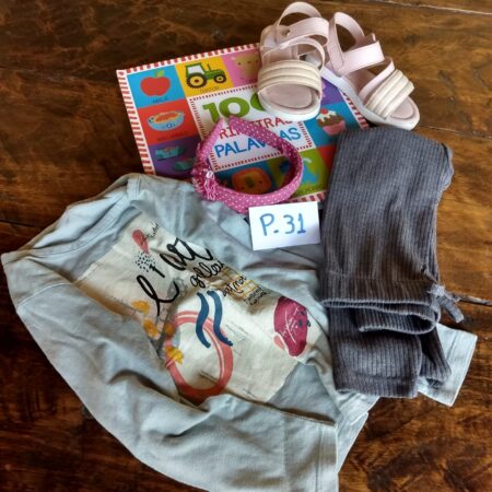 P-31: FEMININO: calça leg; blusa de manga comprida; sandália de couro (nº 25); livro infantil "100 primeiras palavras"; arco para cabelo