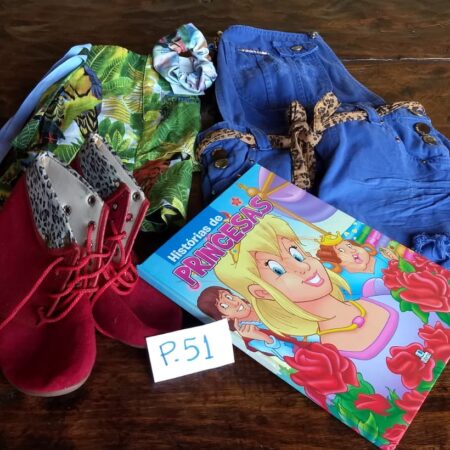 P-51: FEMININO: jardineira jeans (short) - 7 anos; saia estampada (7 anos); bota de camurça (nº 34); livro infantil; gominha para cabelo