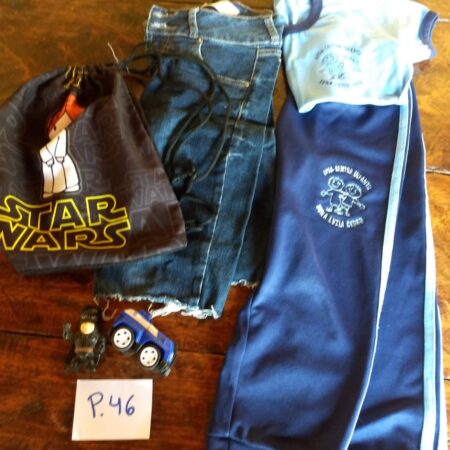 P-46: MASCULINO: calça comprida tactel e blusa de manga curta de malha; short jeans; mini carro; mini boneco do Batman; mochila de tecido (Star Wars)