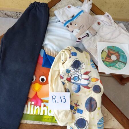 R-13: MASCULINO: jardineira de brim; blusa de manga curta; calça de malha; agasalho