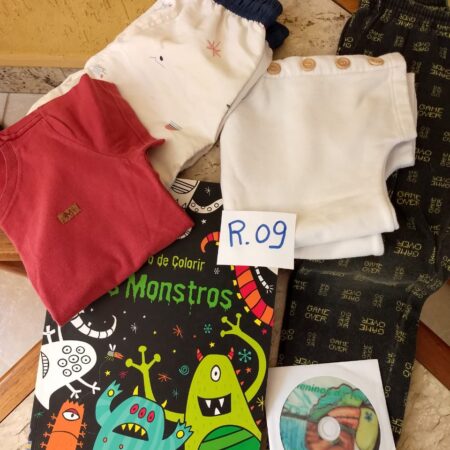 R-09: MASCULINO: calça de moleton; short; 2 blusas de manga curta;
