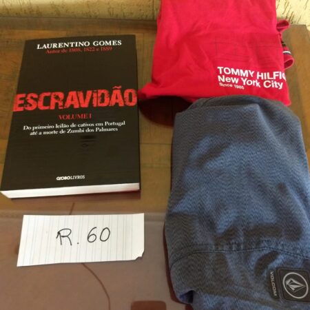 R-60: MASCULINO: Bermuda (P); blusa de malha Tommy Hilfinger (P);