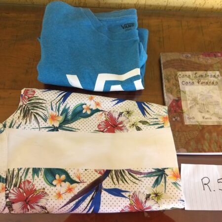 R-58: MASCULINO: Bermuda (P); blusa de malha (VANS - P)