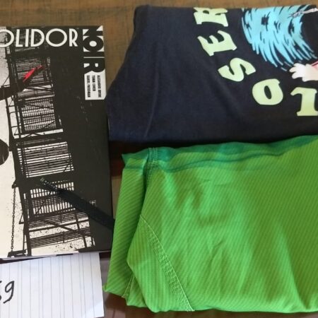 R-69: MASCULINO: bermuda de tactel (P); blusa de malha (P); livro "Demolidor" (Marvel)