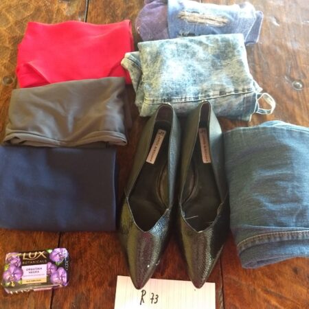 R-73: FEMININO: 2 calças compridas (jeans/malha); vestido jeans (verão); blusa de malha de manga curta; saia de tecido; camiseta de seda; sapato rasteirinha, de verniz preto (nº 38); sabonete lux