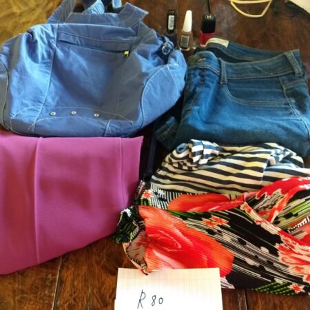R-80: FEMININO: 2 calças (jeans/tecido) (M); blusa de malha (M); blusa de seda (M); 3 esmaltes; bolsa