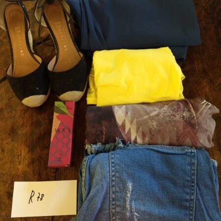 R-78: FEMININO: calça de malha (M); short jeans (M); sapato plataforma (nº 34); hidratante em tubo (Ekos)