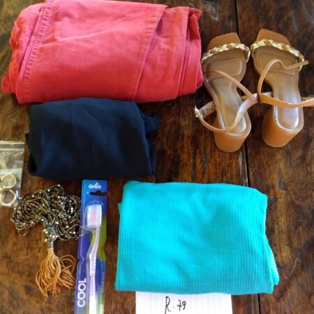 R-79: FEMININO: calça jeans colorido (G); bata (G); sandália de couro (nº 34);