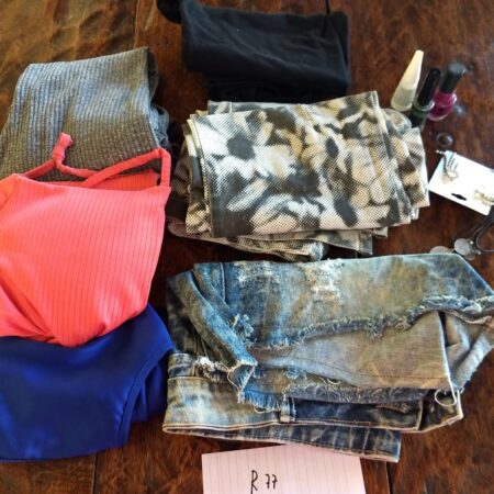 R-77: FEMININO: calça jeans (P); short (P); blusa de malha (P); camiseta de seda (P); colant de malha (P);  3 esmaltes;