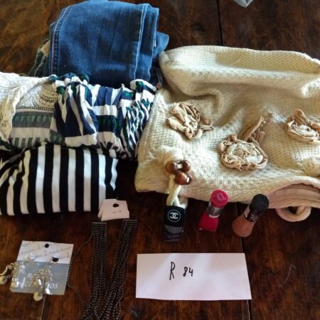 R-84: FEMININO: calça jeans (P); camiseta de malha (P); vestido (P); 3 esmaltes; bolsa de linha