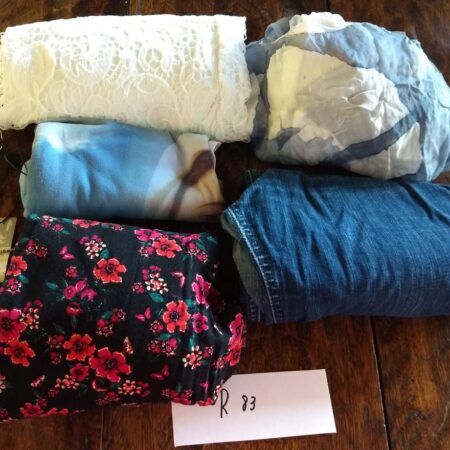 R-83: FEMININO: calça jeans (M); blusa de manga comprida (G); blusa de malha de manga curta (M); camiseta de renda branca (G);