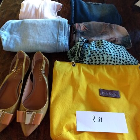 R-81: FEMININO: calça jeans (P); blusa de malha de manga comprida (M); short jeans (M); bata de seda (M); blusa de manga comprida de seda (P); sapato (nº 38)