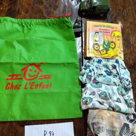 R-97: MASCULINO: 3 cuecas; livro infantil (Daniel e os Leões); carrinho Minivan; enfeite burrinho