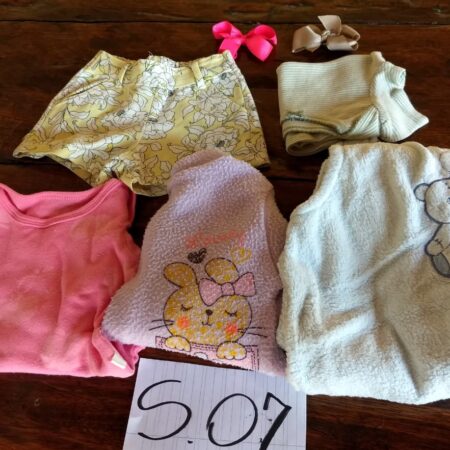 S-07: FEMININO: body de manga comprida; conjunto de malha (blusa e short); macacão de plush; a