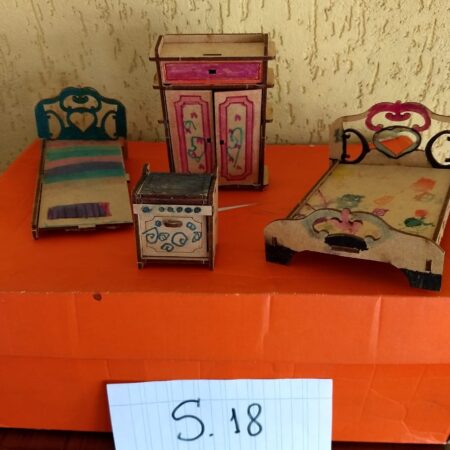 S-18: caixa com vários mini móveis para casa de boneca, em MDF