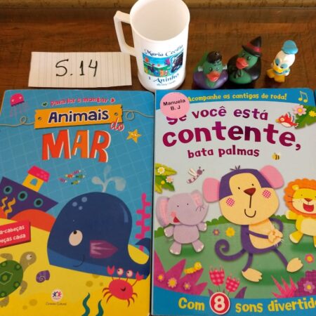 S-14: UNISSEX: 2 livros infantis (1 sonoro - precisa de bateria/ 1 livro quebra-cabeça); copo plástico; 3 mini bonecos de borracha