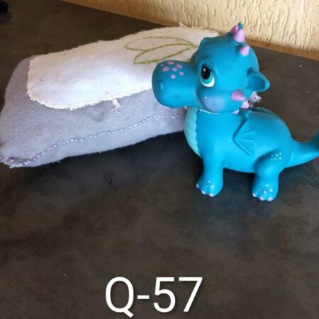 Q-57: MASCULINO: travesseiro de feltro, 27 cm e dragão