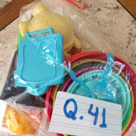 Q-41: Peças e forminhas para brincar na areia