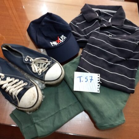 T-57: MASCULINO: tênis VAN (nº 42); calça de moleton; camisa estilo Polo; 1 boné