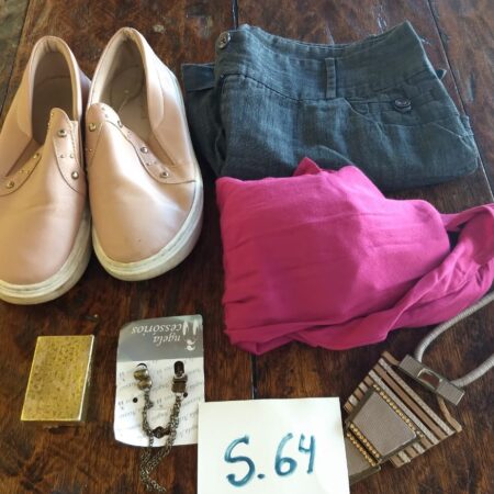 S-64: short jeans (nº 42); blusa; tênis de couro (nº 39);