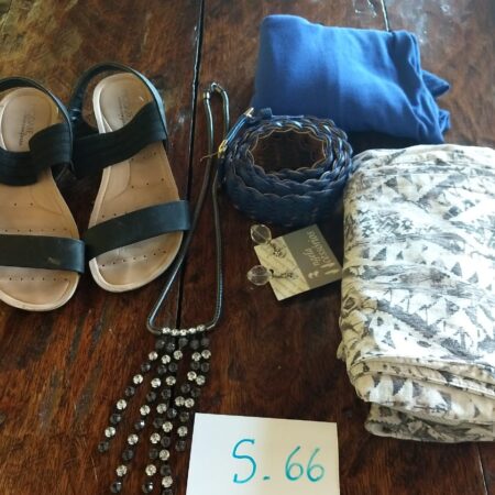 S-66: calça comprida (G); camiseta de malha (G); cinto de couro; sandália plataforma (nº 36);