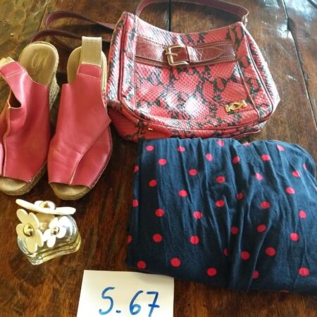 S-67: vestido de malha; sandália plataforma de couro (nº 36); bolsa de alça em couro; perfume
