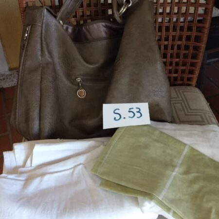 S-53: bolsa (courino); toalha de mesa branca (12 cm X 12 cm); virol/ 1 fronha (cama de solteiro)