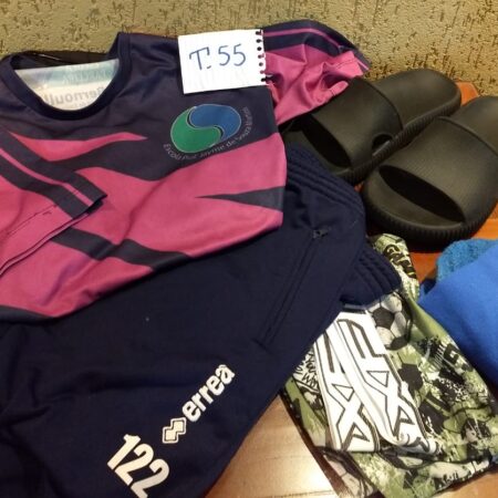T-55: MASCULINO: chinelo (nº 35/36); calça comprida de tactel; meião de futebol;