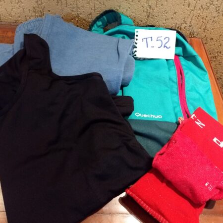 T-52: MASCULINO: mochila (nova); calça de moleton; meião de futebol;