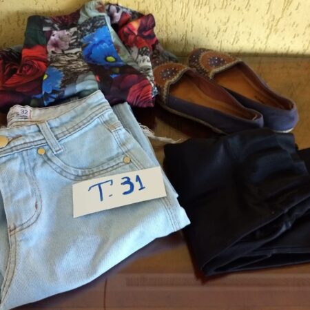 T-31: FEMININO: alpargata bordada (nº 33); calça comprida leg; calça jeans; saia