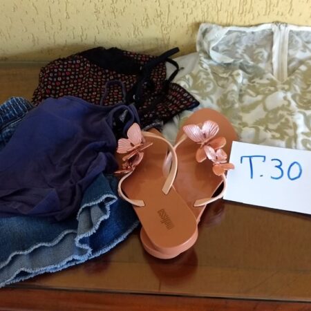 T-30: FEMININO: sandália Melissa (nº 35); vestido; short jeans; mini-blusa; pijama