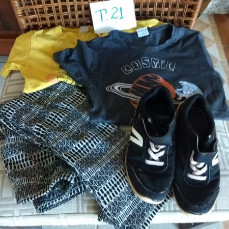 T-21: MASCULINO: tênis (nº 33); 2 blusas (P); calça de moleton