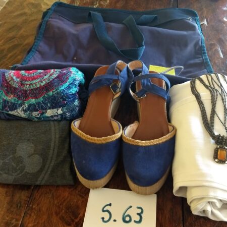 S-63: sacola de lona; sapato plataforma (nº 37); calça jeans (nº 40)