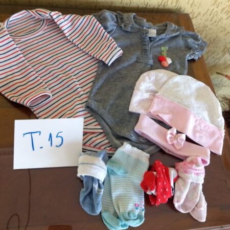 T-15: FEMININO: 2 bodys; 2 toucas (RN); 4 pares de meia; laço para cabelo