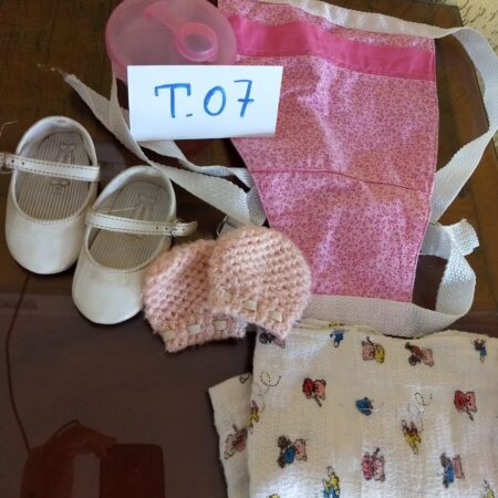 T-07: FEMININO: sapato (nº03); porta-bebê (estilo mochila); luvas em tricô; 1 pano de boca; vasilha para papinha
