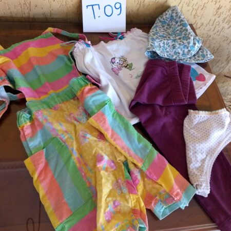 T-09: FEMININO: macacão (nº 1); bata (nº 1); calça leg (M); chapéu; calcinha de malha