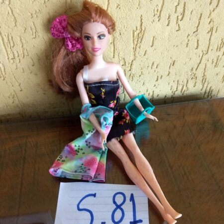 S-81: boneca tipo barbie com bolsa, vestido e enfeites para cabelo