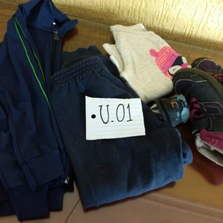 U-01: MASCULINO: calça comprida de moleton; agasalho de tactel com feicho frontal; um par de meias; tênis nº 30; blusa de malha (manga comprida)