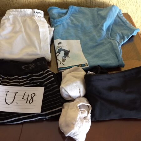 U-48: MASCULINO: camisa de malha com estampa (manga curta); 1 cueca; 2 pares de meia; short de dormir (Lupo); calção de natação