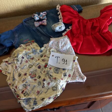 T-91: FEMININO: 2 laços de cabelo; calça comprida de malha; 1 par de meias; body de tecido; casaco jeans; blusa em tecido estampado (manga curta)