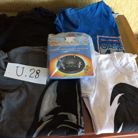 U-28: MASCULINO: 3 camisas de malha com estampa (manga curta); camisa de malha (manga comprida); jogo "Resta Um"