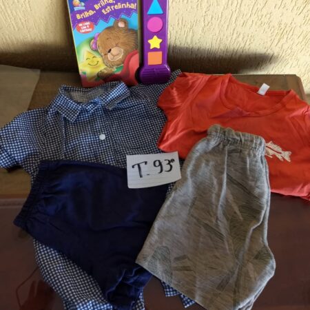 T-93: MASCULINO: livro infantil; body em tecido (manga curta); 2 shorts de malha; blusa de malha (manga curta)